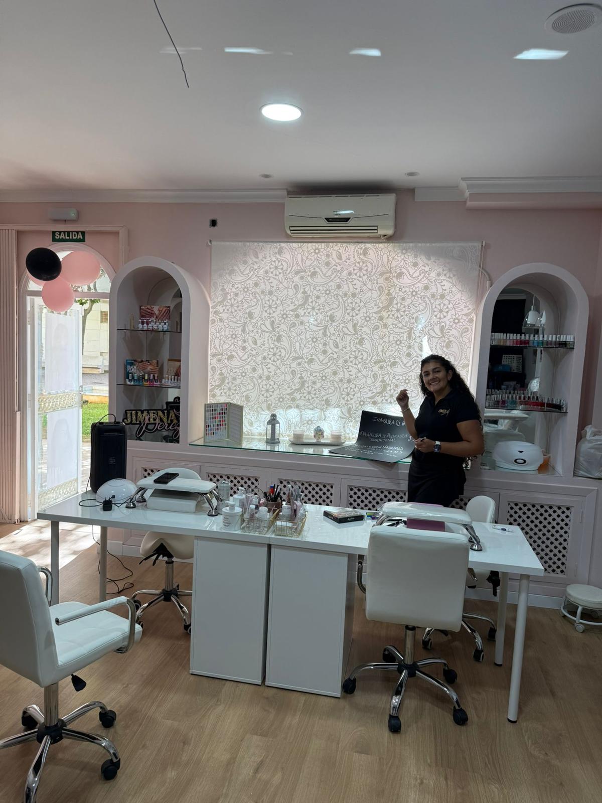 Jimena Pérez en su salón de belleza