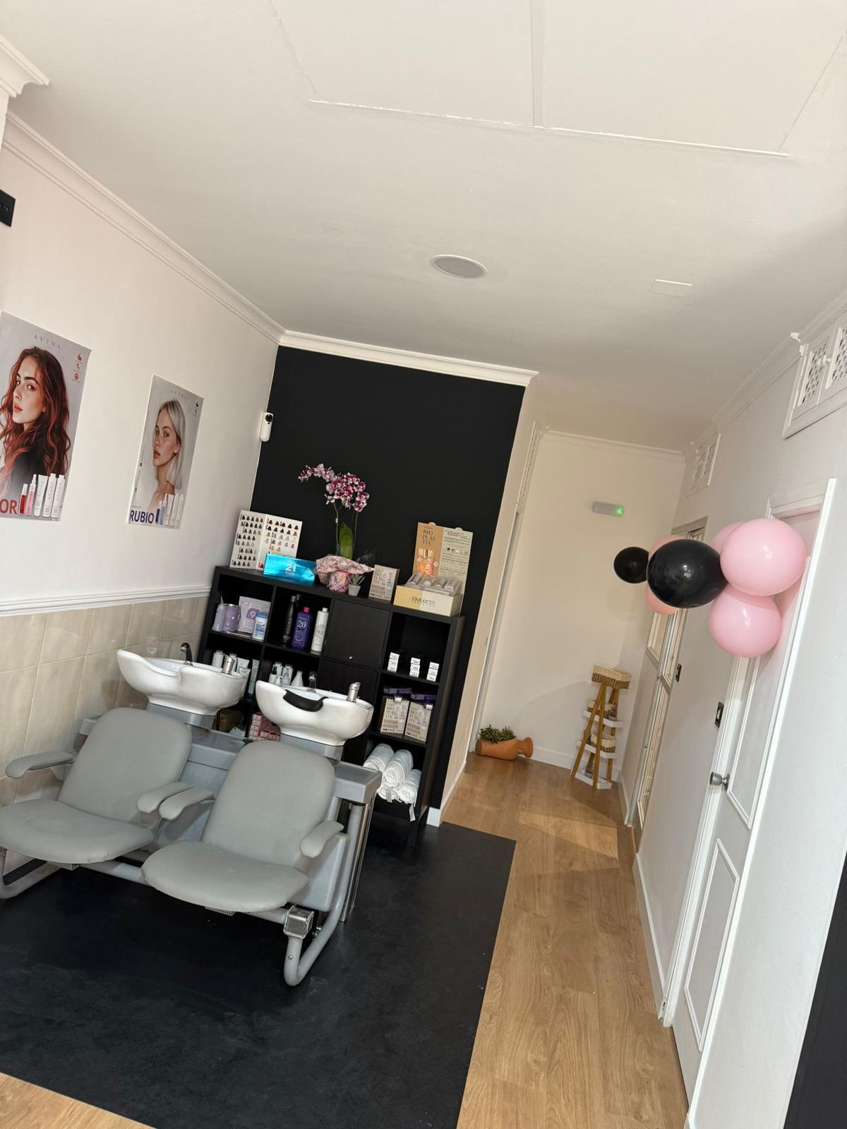 Zona peluquería con lavacabezas